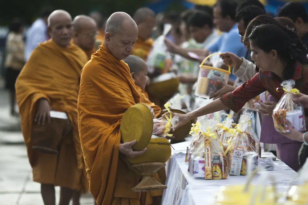 Buddhist-monks-charity-winnings